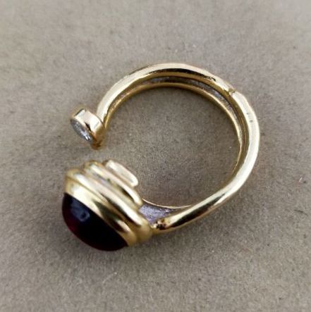 Null 18K黄金戒指，镶嵌凸圆形红宝石和一颗小钻石

重量：6.9克