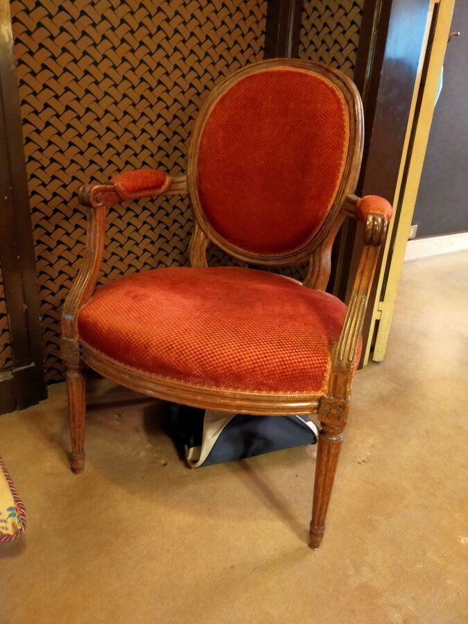 Null Suite de quatre fauteuils cabriolet Louis XVI en bois naturel mouluré, les &hellip;