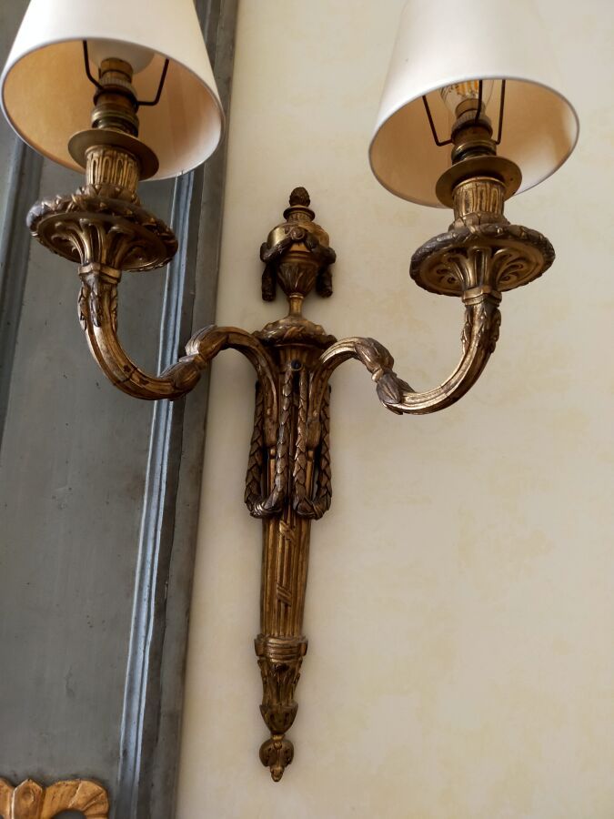 Null Coppia di appliques in bronzo dorato

Stile Luigi XVI

Altezza: 42 cm Altez&hellip;