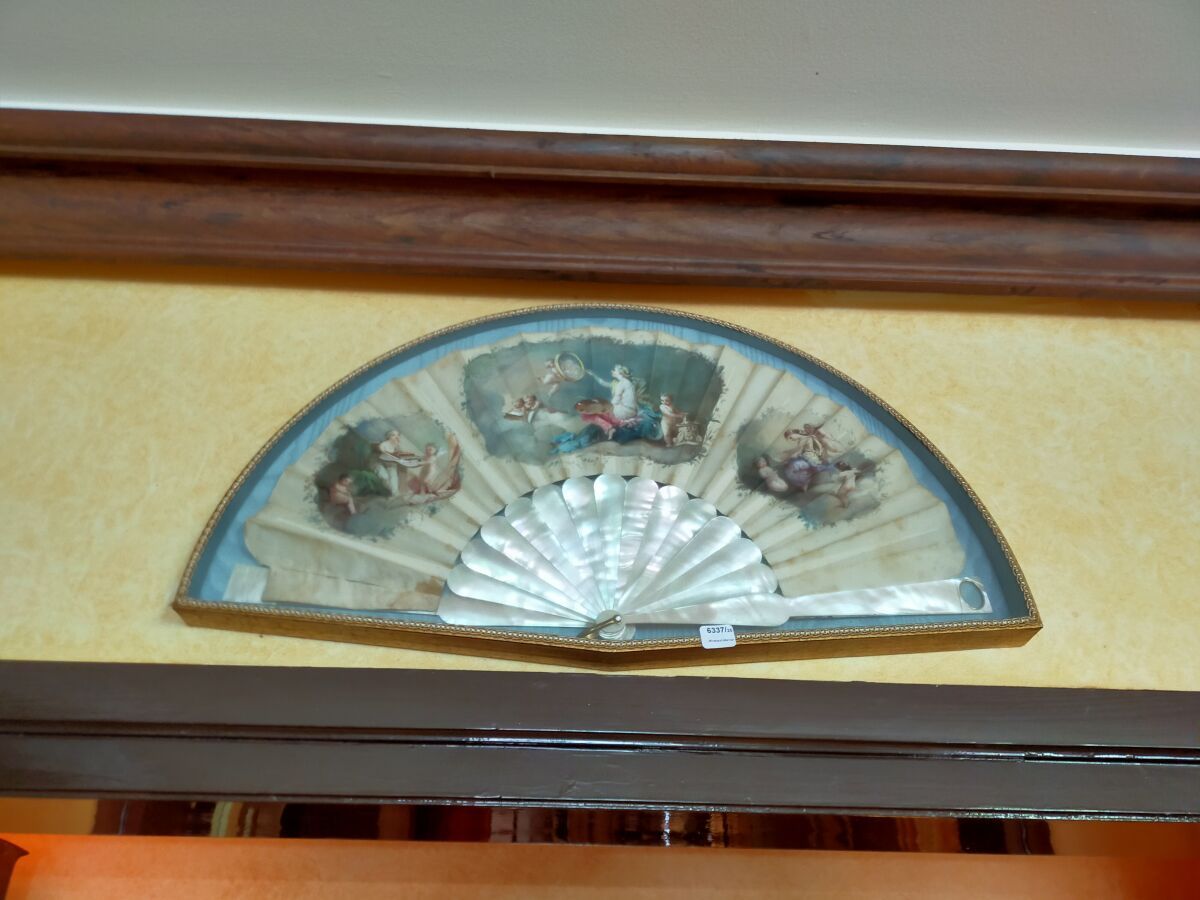 Null Fan with a galant scene, mother of pearl frame

XIX framed