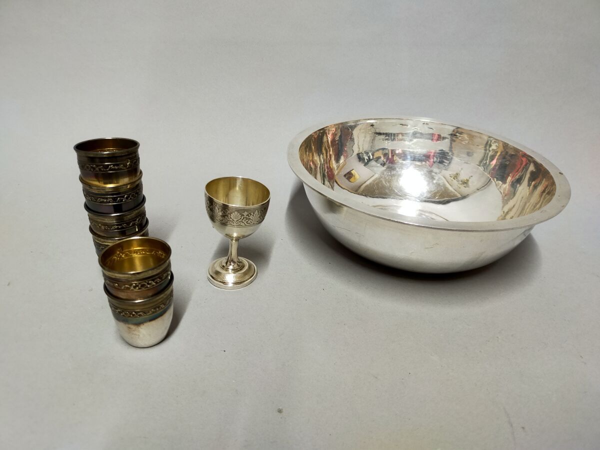 Null Silver lot: inside of a vegetable dish, six liqueur glasses, egg cup

Weigh&hellip;