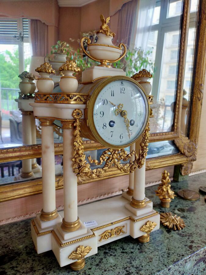 Null White marble and gilt bronze mantelpiece including a clock and two cassolet&hellip;