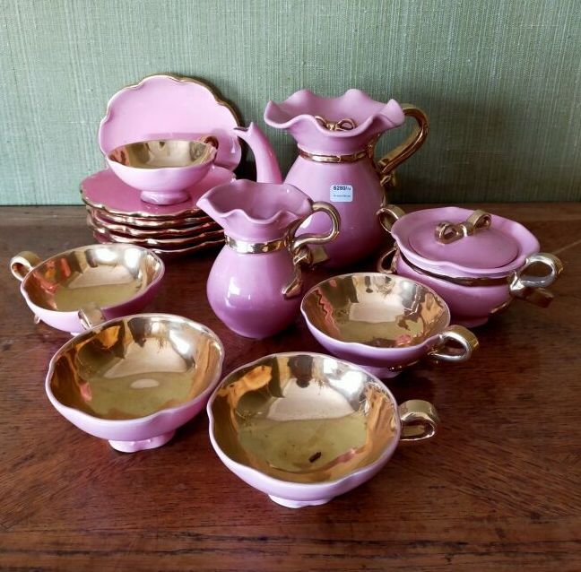 Null Part of a pink and gold ceramic coffee set

40s/50s