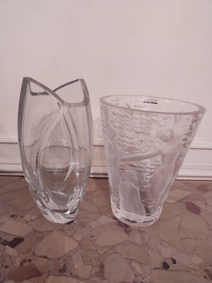 Null 法国LALIQUE公司模制玻璃花瓶，有一个女人的图案

高度：24厘米高度：24厘米

附有一个BACCARAT花瓶

高度：28厘米高度：28厘米