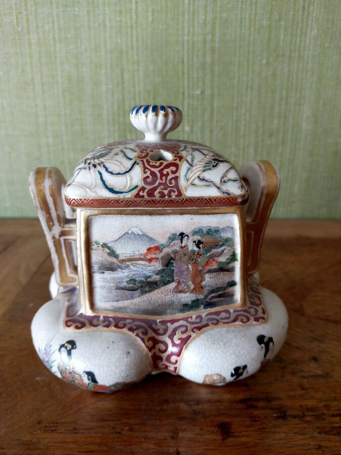 Null Quemador de perfume SATSUMA en porcelana con decoración policromada