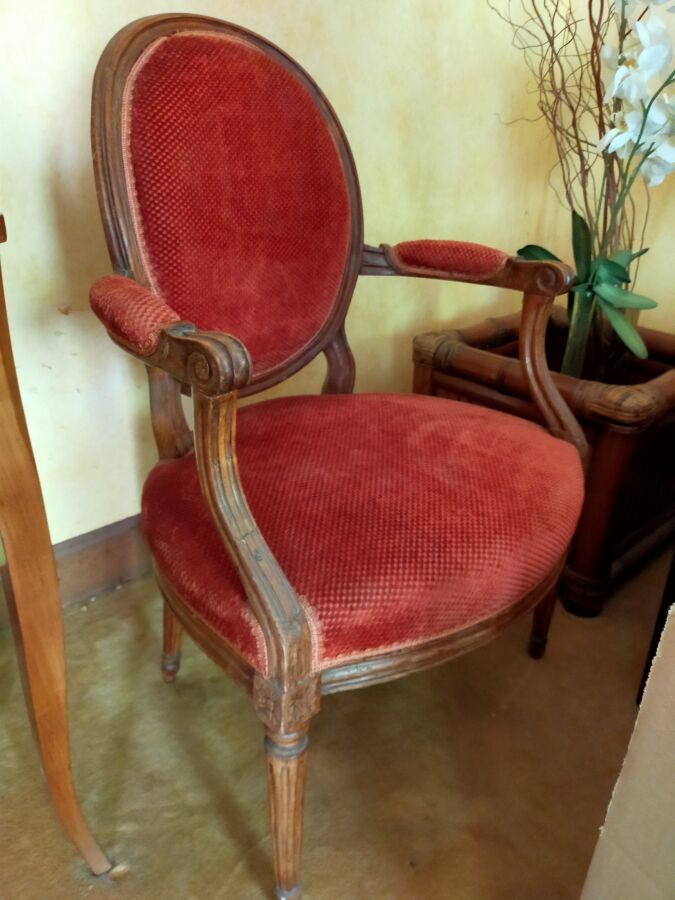 Null Two cabriolets armchairs in natural wood

Louis XVI period