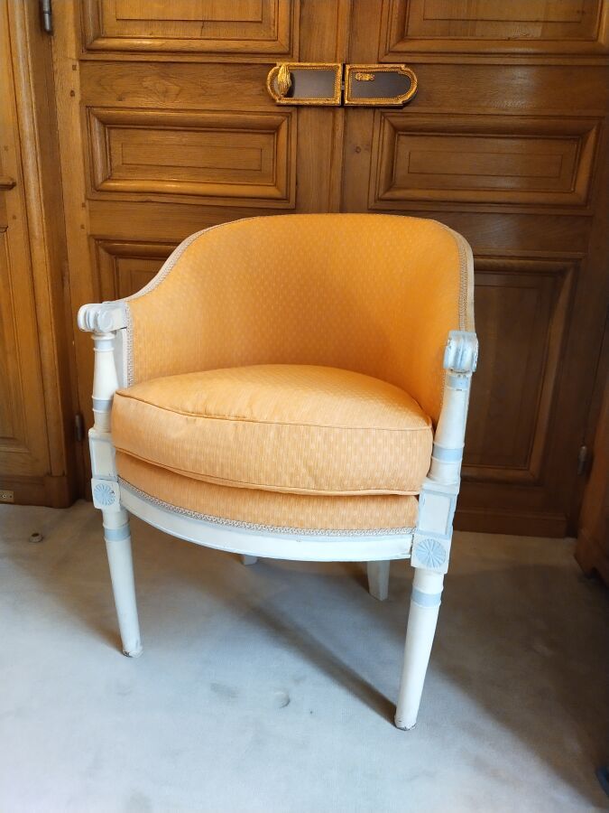 Null 白色漆面木质小扶手椅，带蓝色印记， Directoire风格

高度：80厘米高度：80厘米