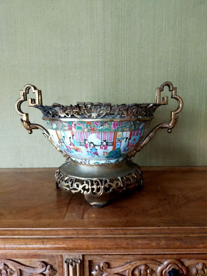 Null CANTON瓷杯，人物多色装饰，鎏金铜质安装，有两个把手

高度30；直径：45厘米