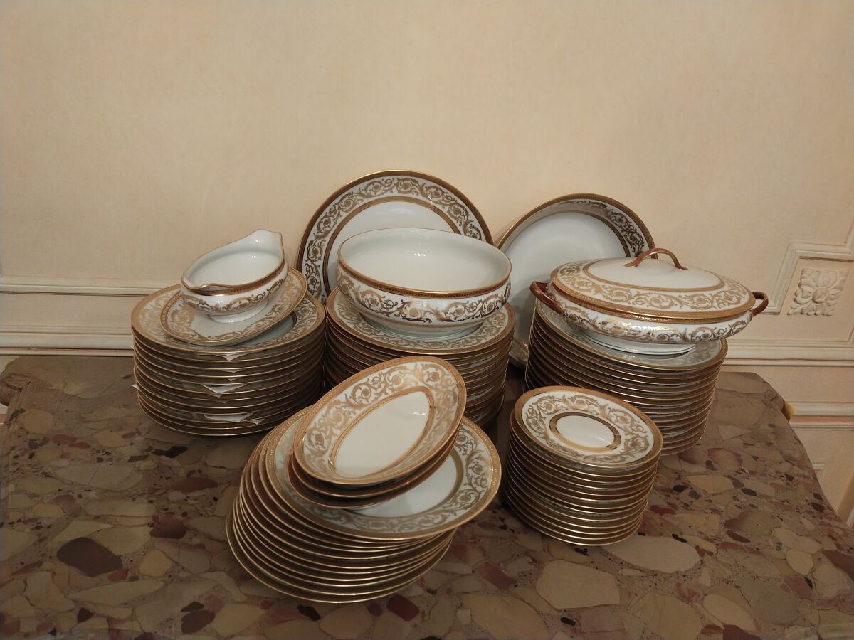 Null Vajilla de porcelana de Limoges con decoración de volutas de oro

(desgaste&hellip;