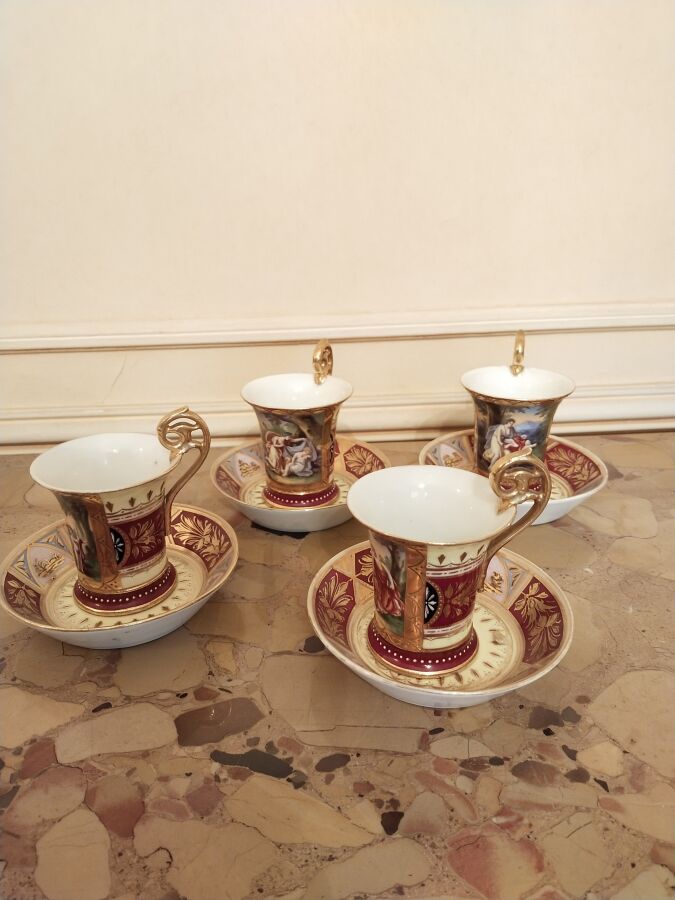 Null Vienne

Service à café en porcelaine à décor polychrome personnage et or co&hellip;