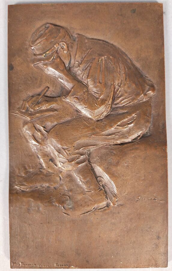 Null Max Blondat (1872-1925)在Jean-Louis Forain (1852-1931)之后创作。

战俘的衣服

青铜浮雕

左下&hellip;