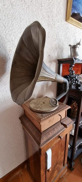 Null Phonograph, Holzgehäuse, Schalltrichter aus Metall