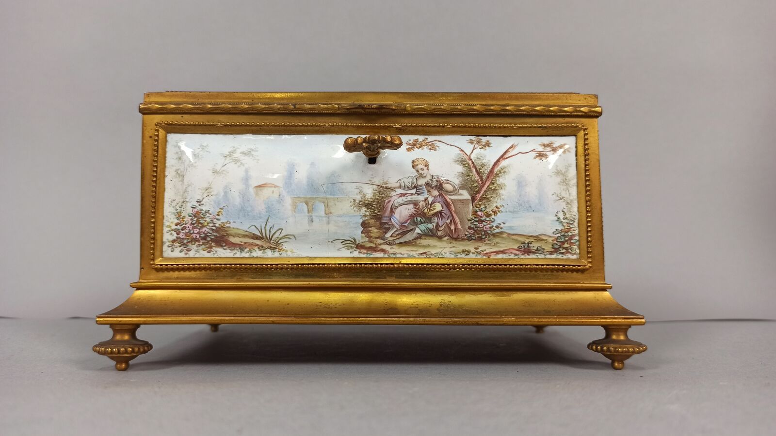 Null 约1900年的珐琅彩盒，有多色装饰的加兰特场景

高度：11厘米11厘米，宽度：20厘米，深度：11厘米