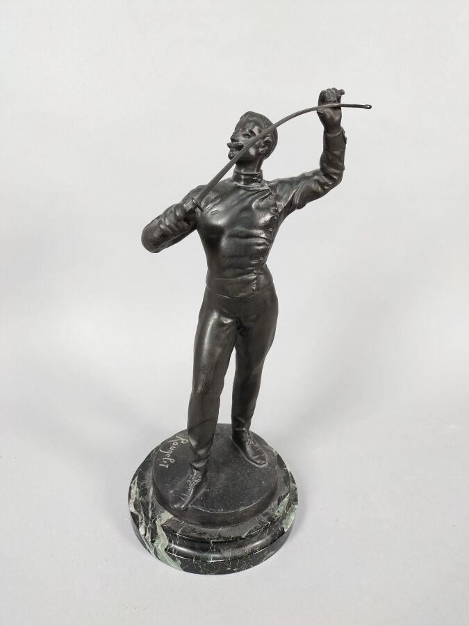 Null 卢热莱-伯努瓦 (1834-1894)

奋进者

带有黑色铜锈的青铜器

在露台上签名

高度：35厘米高度：35厘米