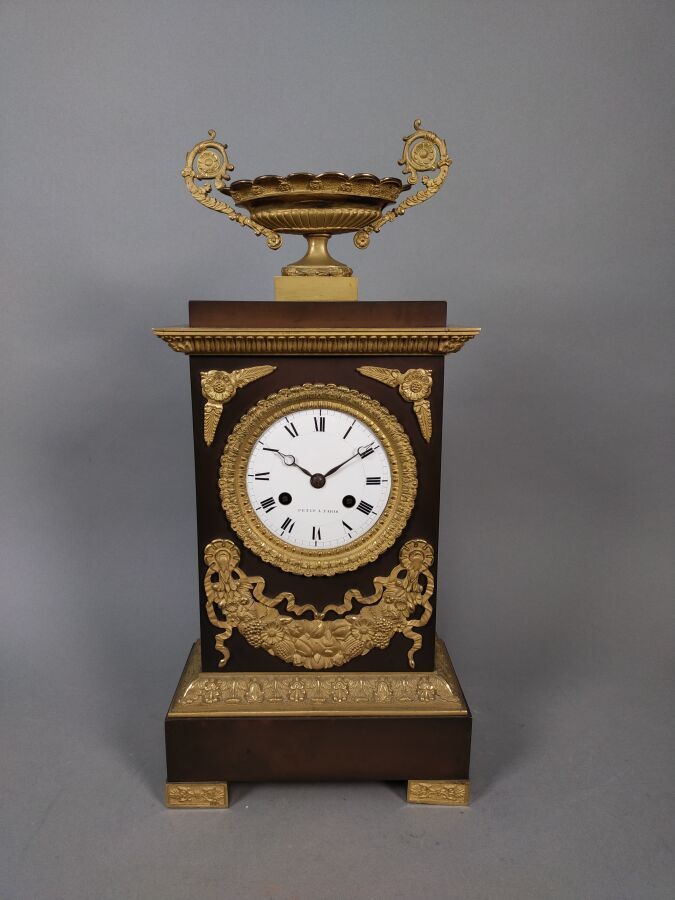 Null Boundary clock, gilt bronze ornamentation

Empire style

Height Height : 46&hellip;