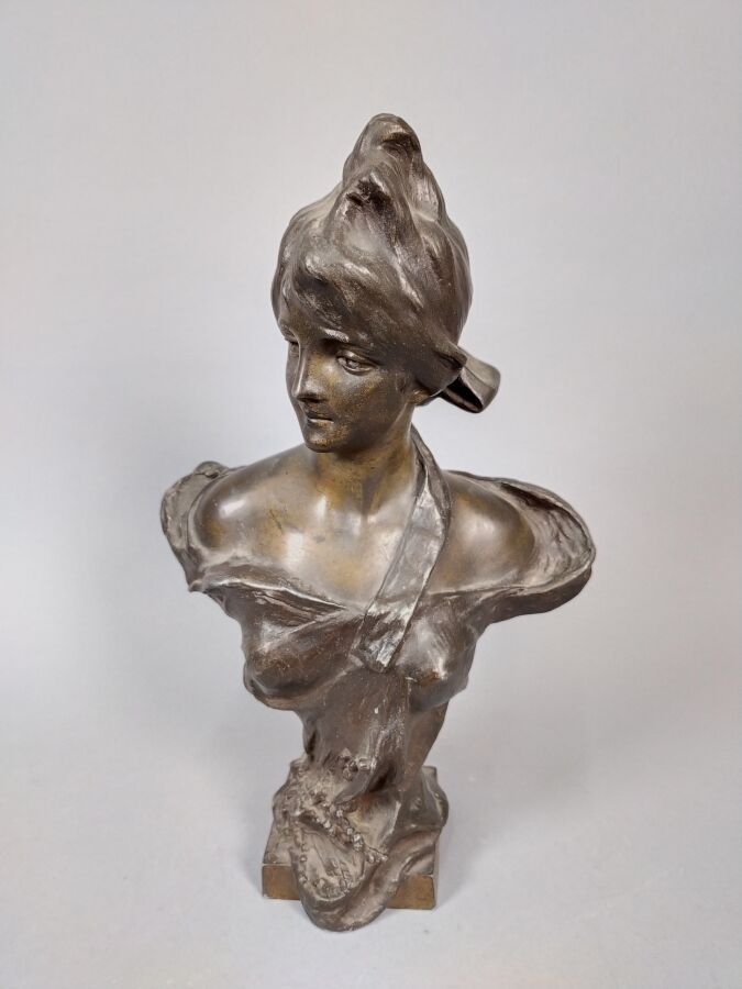 Null 里瓜尔-佩德罗 (1863-1917)

垂头丧气的女人半身像

带有棕色铜锈的青铜器

背面有 "Rigual "签名

高度：36厘米高度：36厘&hellip;