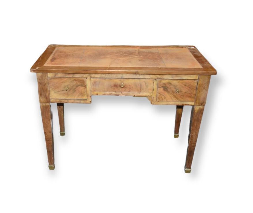 Null Una scrivania piatta in legno naturale con tre cassetti.

Top in pelle beig&hellip;