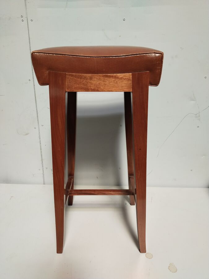 Null French work from the 20th century

Bar stool

wood and leather