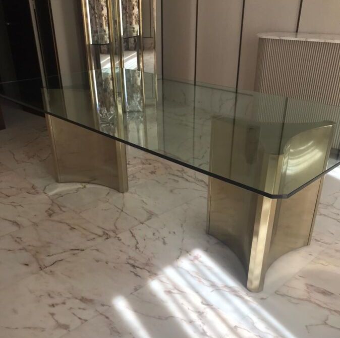 Null 带不锈钢腿和玻璃桌面的桌子

高度：76厘米76；宽度：255；深度：127厘米