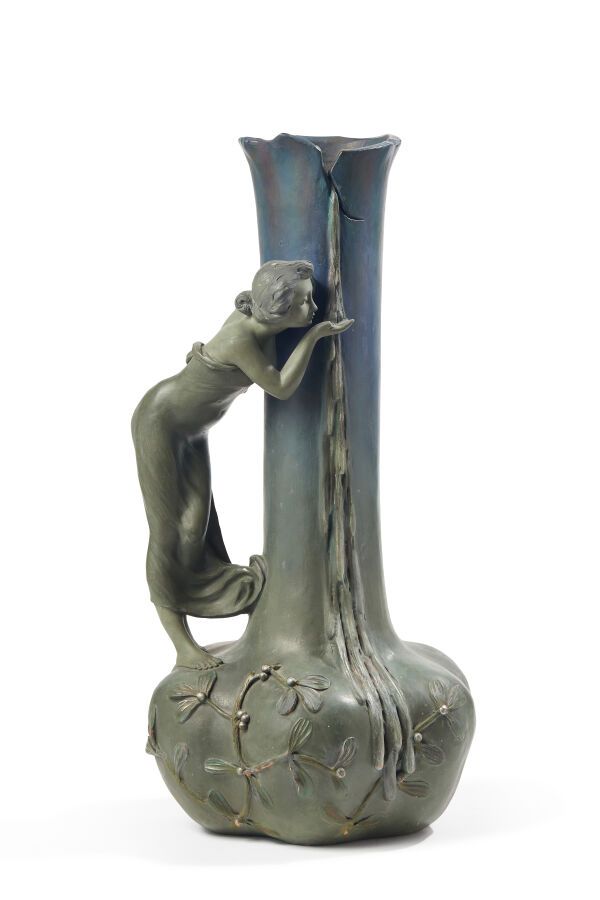 Null 阿里斯蒂德-德-拉尼埃利 (1865 - 约1929)

"春天"。多色赤土花瓶，扁平膨胀的底座和长管状的脖子。高浮雕装饰有一个年轻女孩在喝酒和槲寄生&hellip;