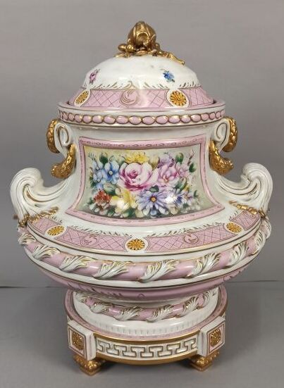 Null Jarrón cubierto de porcelana con decoración policromada y dorada de flores
&hellip;