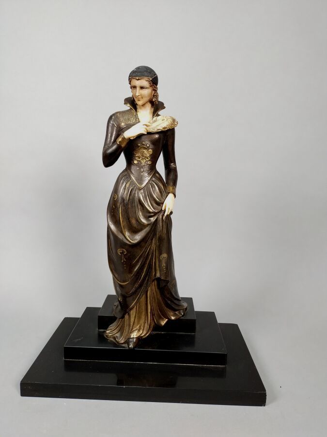 Null ECOLE MODERNE

Statuette chryselephantine en bronze et ivoirine, la dame à &hellip;