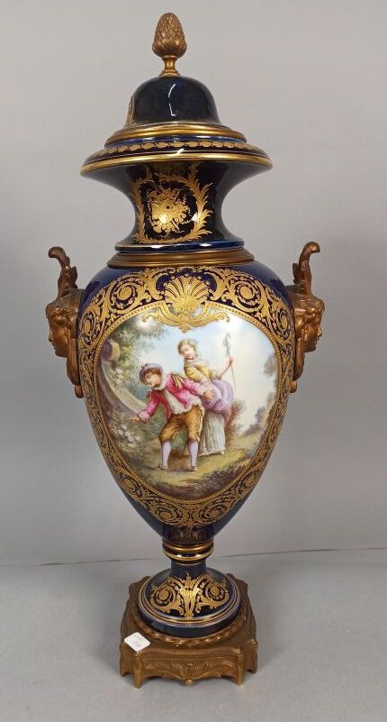 Null Dans le gout de SEVRES

Vase couvert en porcelaine à décor polychrome et or&hellip;