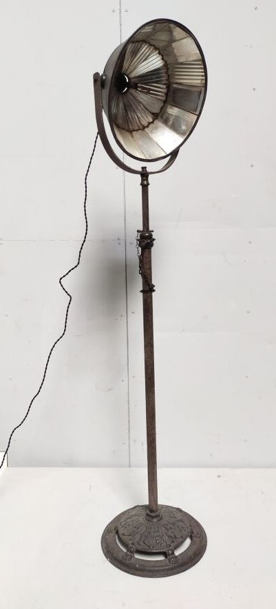 Null 20世纪的德国作品

琳帕代尔

铸铁和玻璃

马克 "L.P. 弗林克

身高：137厘米身高：137厘米