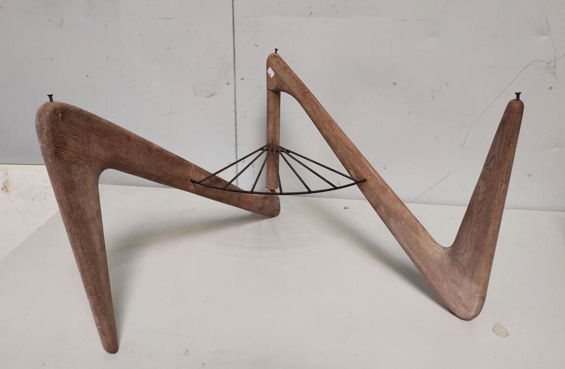 Null 索格诺特-路易斯(1892-1970)

小咖啡桌

橡木和黑漆金属材质



高度：44厘米高度：44厘米