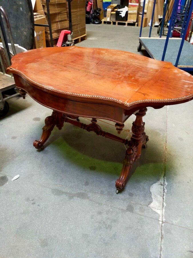 Null Lot of furniture: pedestal table, bench, table