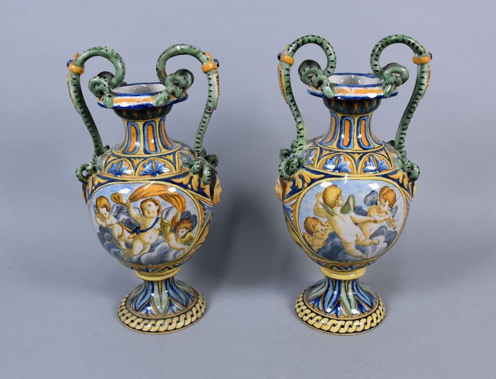 Null Ein Paar Vasen im Geschmack der italienischen Majolika aus Fayence mit poly&hellip;