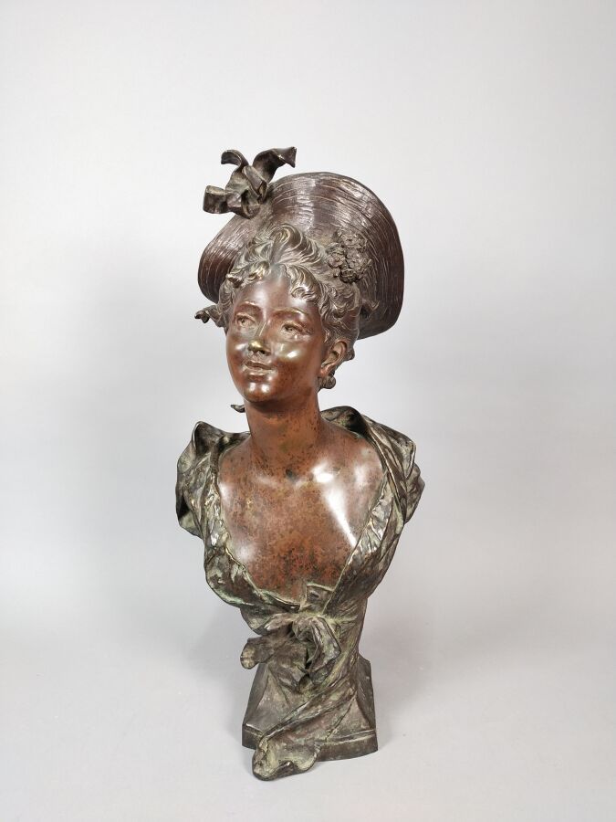 Null MOREAU Hippolyte (1832-1926)

Femme au chapeau

Bronze patiné, signé

Haut.&hellip;