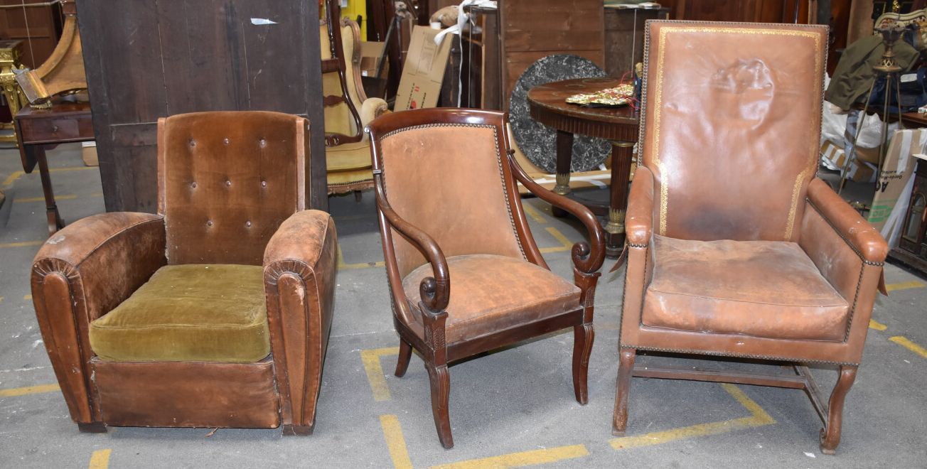 Null REUNION OF THREE ARMCHAIRS :

- one " Club " in leather and brown velvet ;
&hellip;