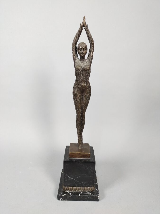 Null D'après Demetre CHIPARUS (1886-1947)

Danseuse aux bras levés

Bronze à pat&hellip;