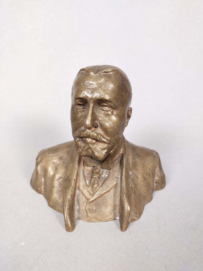 Null 皮埃尔-卢克 (1868-1936)

一个人的画像

带有奖章铜锈的小型生命铜像

签名 "Luc Feitu"，背面有日期和位置 "NY 1916&hellip;