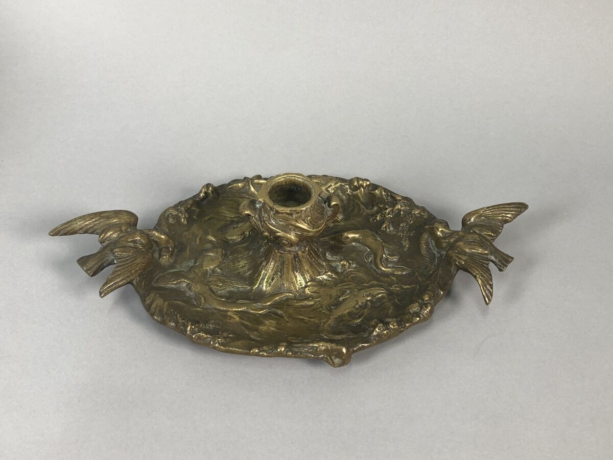 Null Candeliere in bronzo dorato con vassoio decorato con chimere