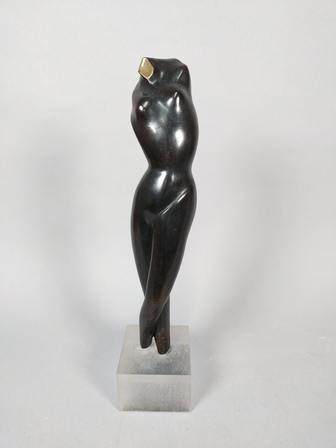 Null Le BESCOND Jacques (1945)

Geflügelter Akt, Bronze

Höhe : 36 cm