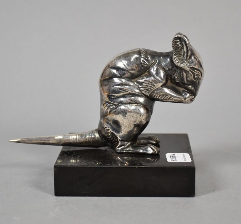 Null 莫罗-希波吕(1832-1927)

鼠标

镀银的青铜，书架的一部分

高度 : .10.5厘米，黑色大理石底座，来自比利时