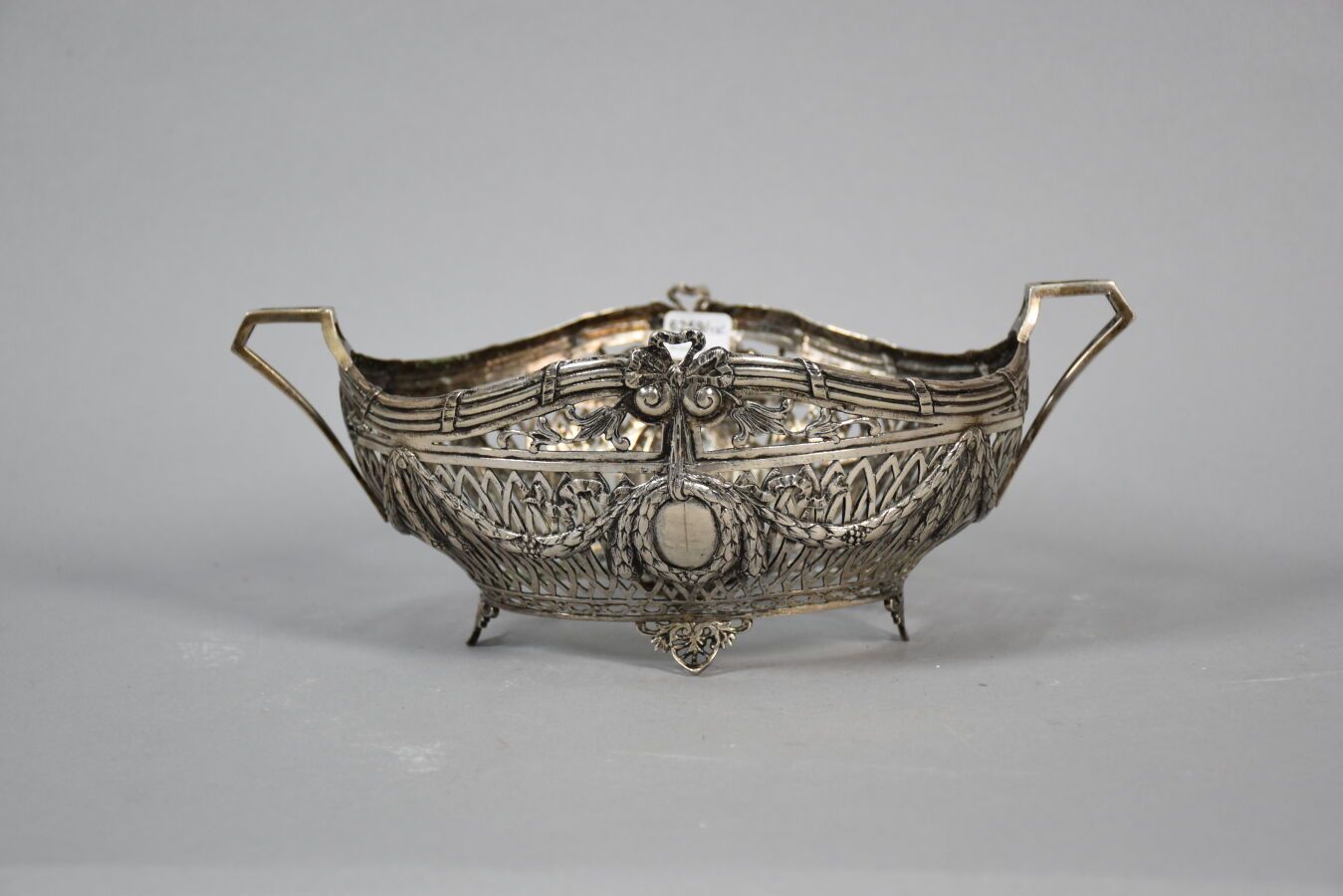 Null 外国银质镂空花篮，路易十六风格，19世纪下半叶

重量426克

视觉检查后有待进一步研究的标志