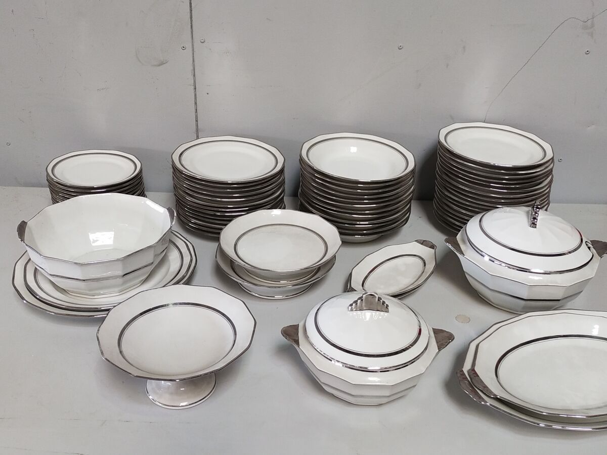 Null 巴黎部分白瓷器皿，有银丝和切边，包括:

- 三十个餐盘

 -十二个汤盘

-11个甜点盘

-一个沙拉碗，两个椭圆盘，两个圆盘，两个蛋壳，一个酱缸&hellip;