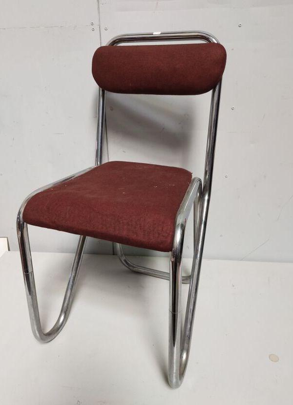 Null Arbeit aus dem 20.

Stuhl

röhrenförmiges Metall und brauner Stoff

H. : 82&hellip;