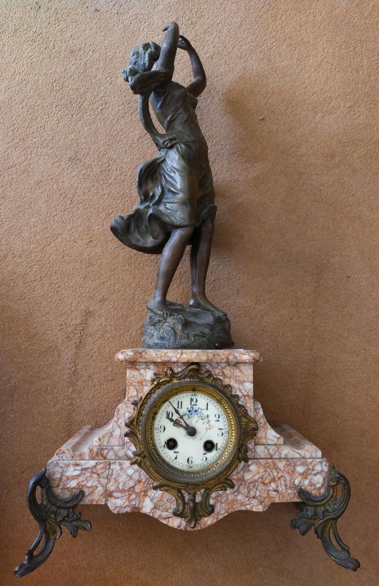 Null Orologio in marmo rosa con scultura in bronzo di una donna che danza
