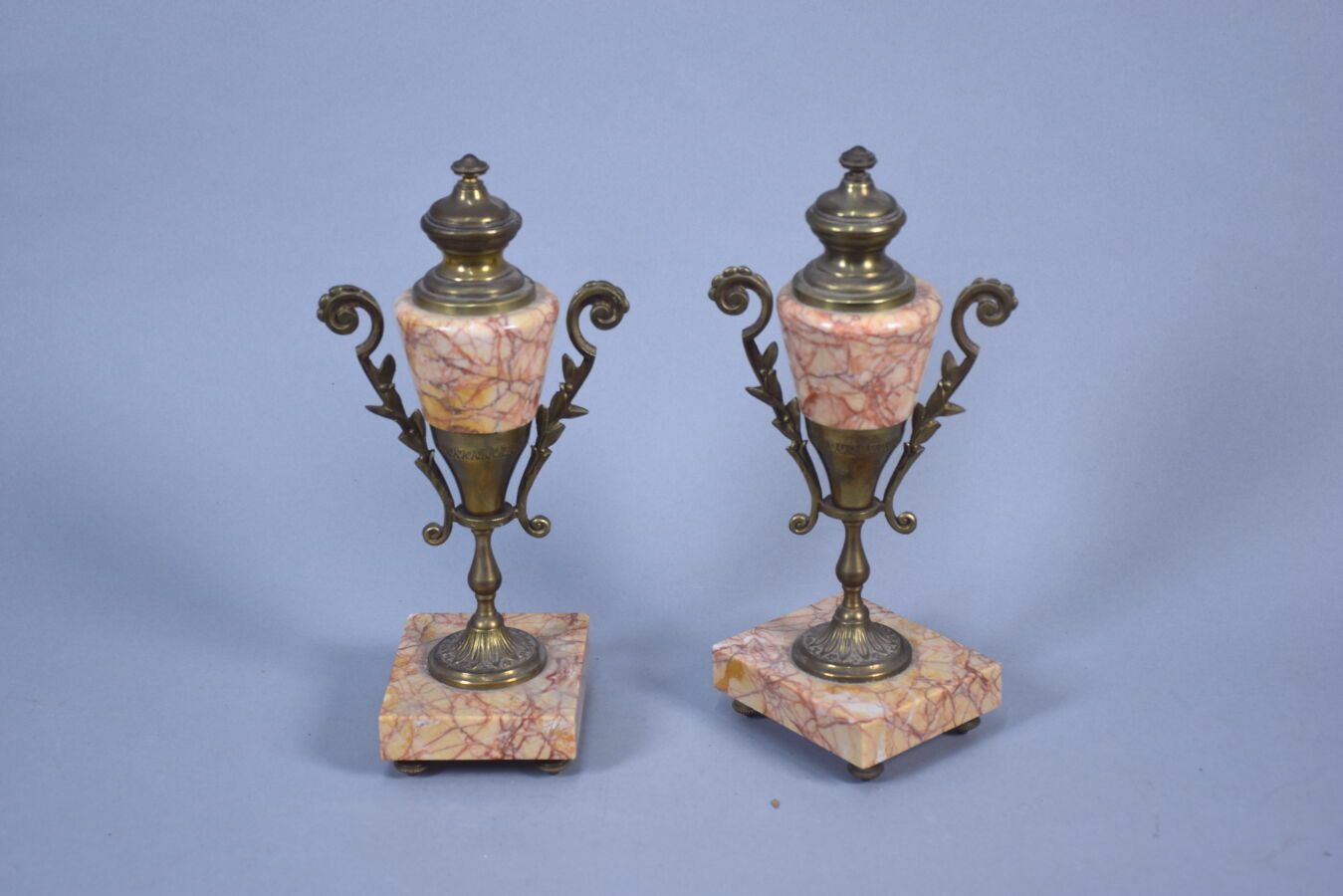 Null Paar Kassoletten aus Marmor und Bronze.

Höhe. : 26 cm