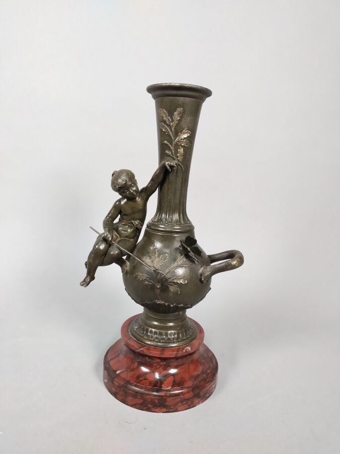 Null 在FERRAND Ernest Justin之后

以爱的胜利为主题的青铜花瓶，红色大理石底座

高度：29.5厘米高度：29.5厘米