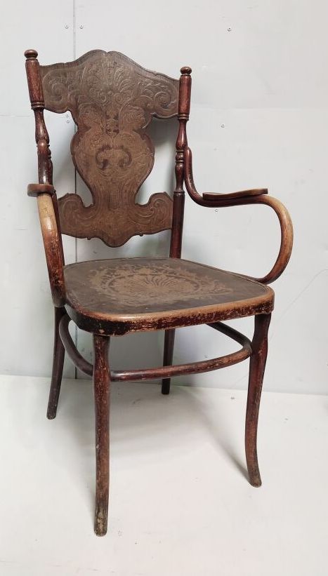 Null J.& J. Kohn

扶手椅

印在扶手椅的背上

上过清漆和冲压的木材

身高：116厘米116厘米，宽54.5厘米，深48厘米