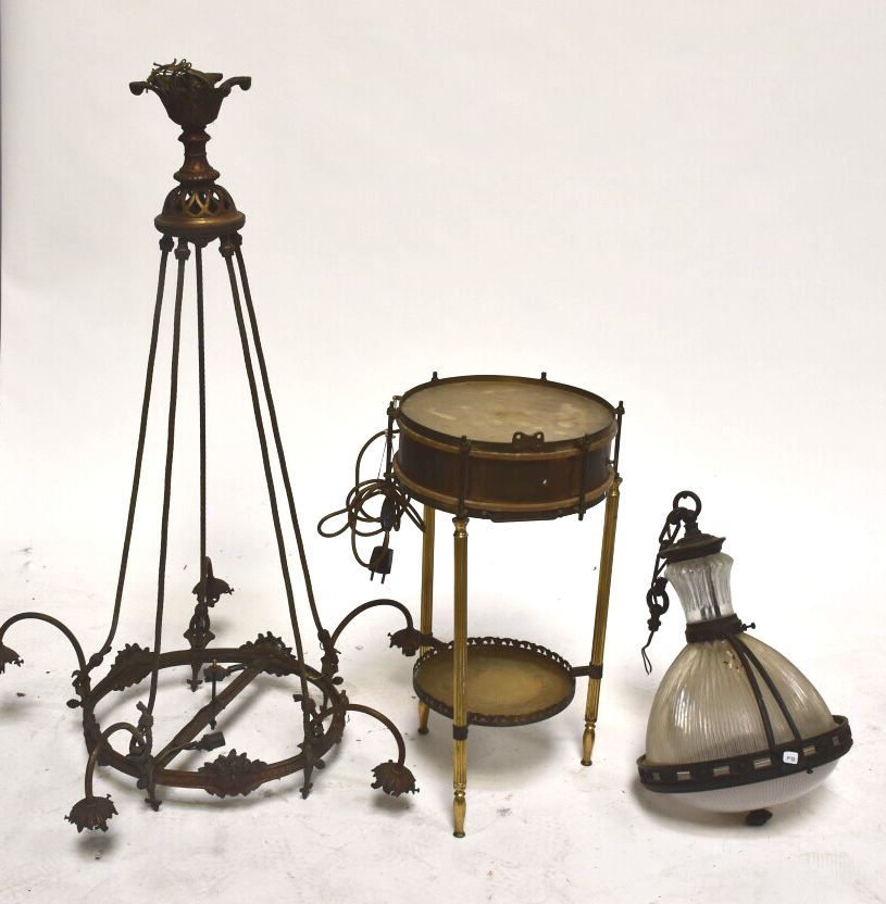 Null LOT in bronze and brass including a LUSTRE MONTURE, a LANTERN and a tripod &hellip;