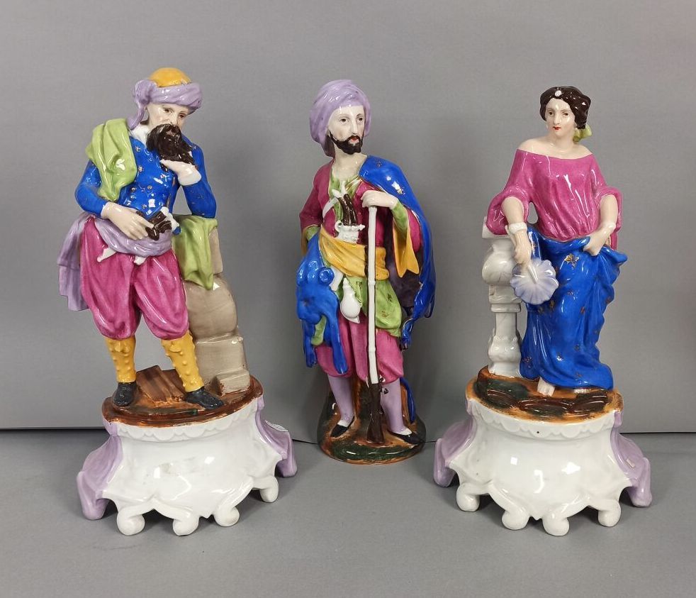 Null Suite di tre statuette in porcellana policroma: personaggi orientalisti

Al&hellip;