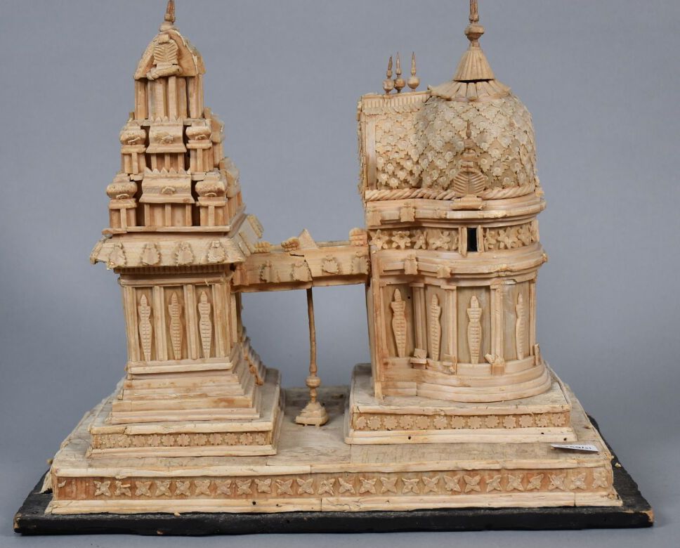 Null Maquette d'un temple d'Angkor en balsa laminé

accidents et manques

Long. &hellip;