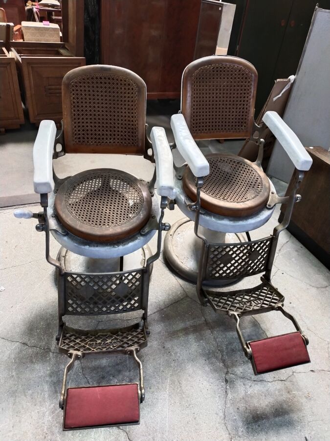 Null 20世纪的作品

两把理发椅

座椅和背部为藤木（状况不佳）

漆面金属

高度：109厘米109；宽度：65；深度：100厘米