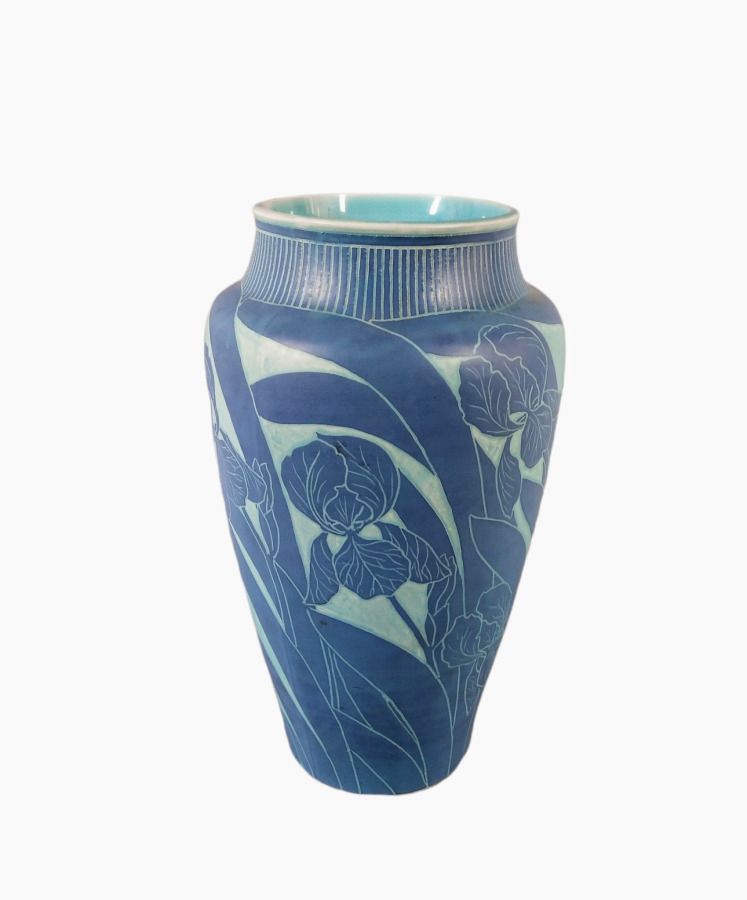Null 艾克伯格-约瑟夫(1877-1945)

陶瓷花瓶，瓶身为卵圆形，瓶颈为开放式。绿松石和白色背景上的蓝色珐琅灯旋转装饰。

签名，位于Gustafsb&hellip;